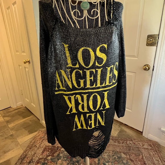 THE CLASSIC sweater sz s ( run big) - Picture 5 of 7